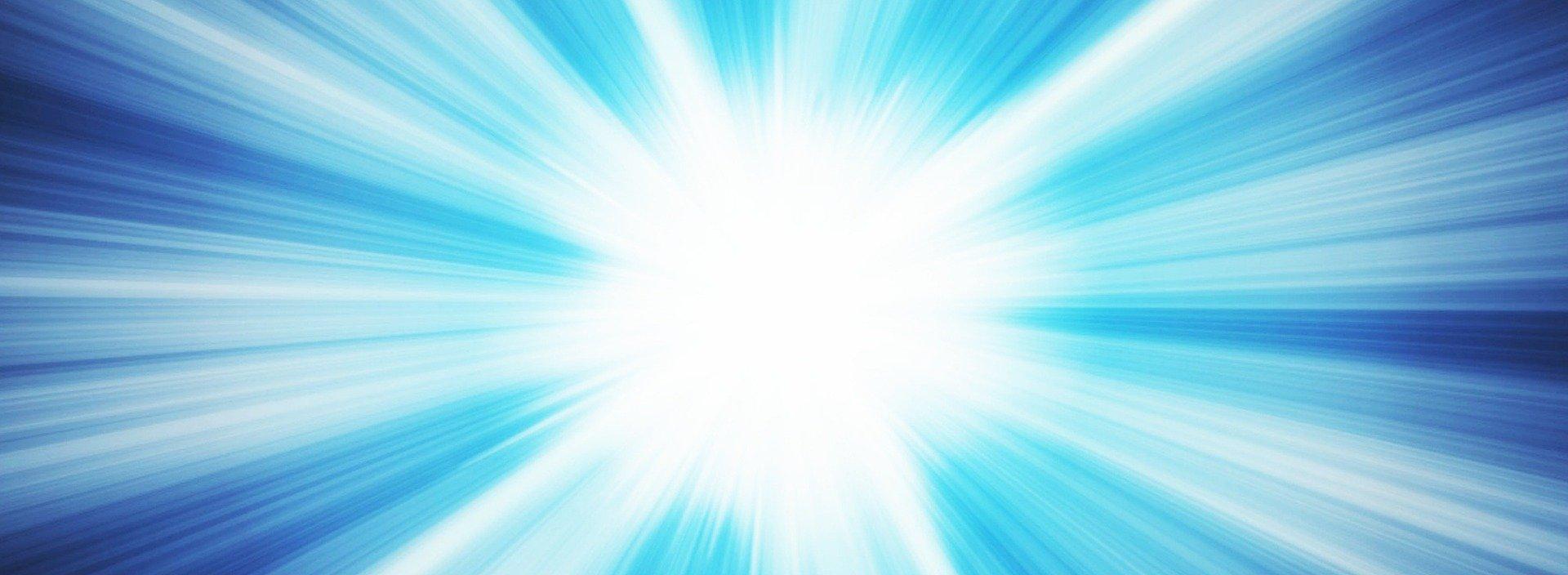 strahlendes Licht vor dunkelblauem Hintergrund