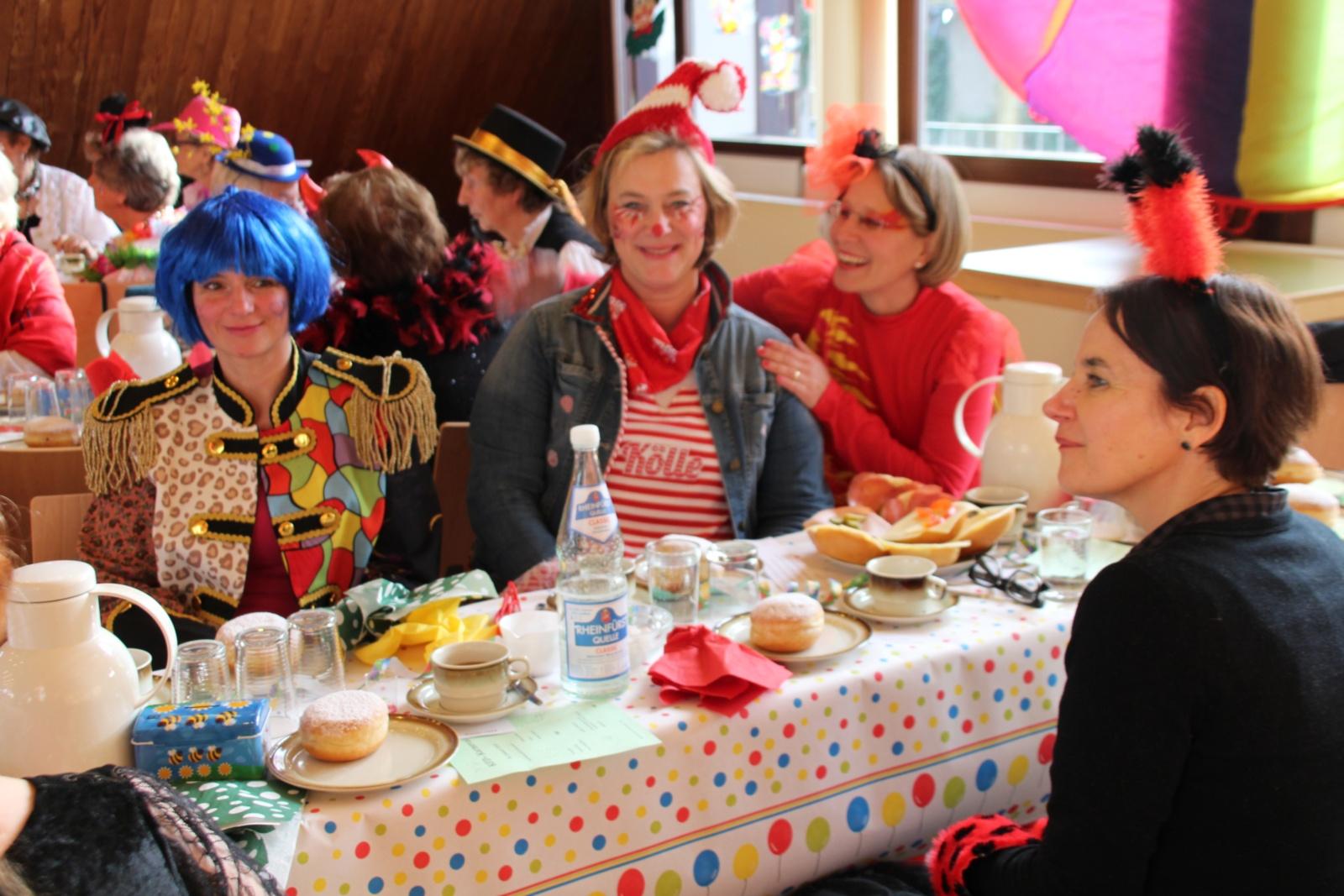 Bunt kostümierte und gut gelaunte Zuschauer