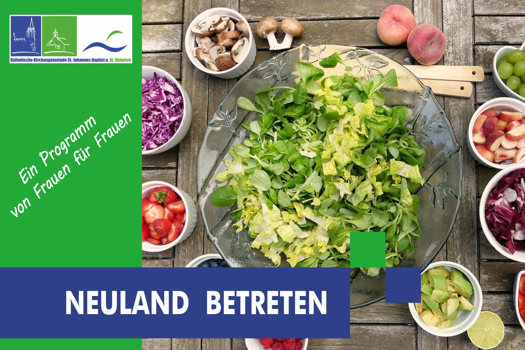 Eine große Schüssel mit Blattsalat ist umrahmt von kleineren Schüsseln mit Pilzen, diverem Obst und weiteren Salaten