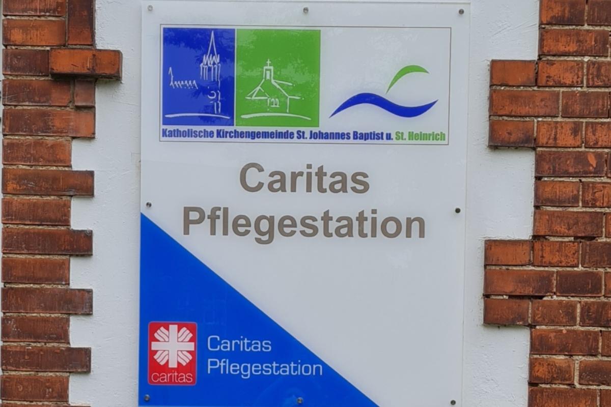 Schild der Caritas Pflegestation am Hauseingang Lingemannstr. 3