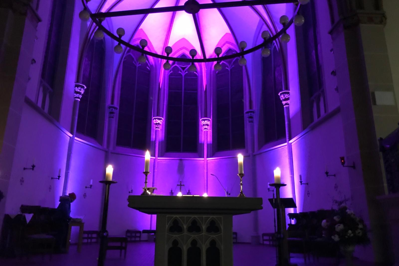 zur Anderen Messe illuminierter Altarraum in St. Johannes Baptist