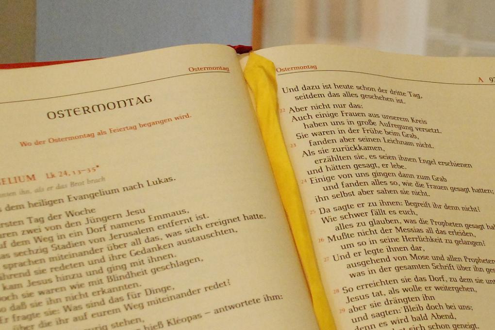 auf einem Ambo liegendes, geöffnetes Lektionar mit der Tagesliturgie an Ostern