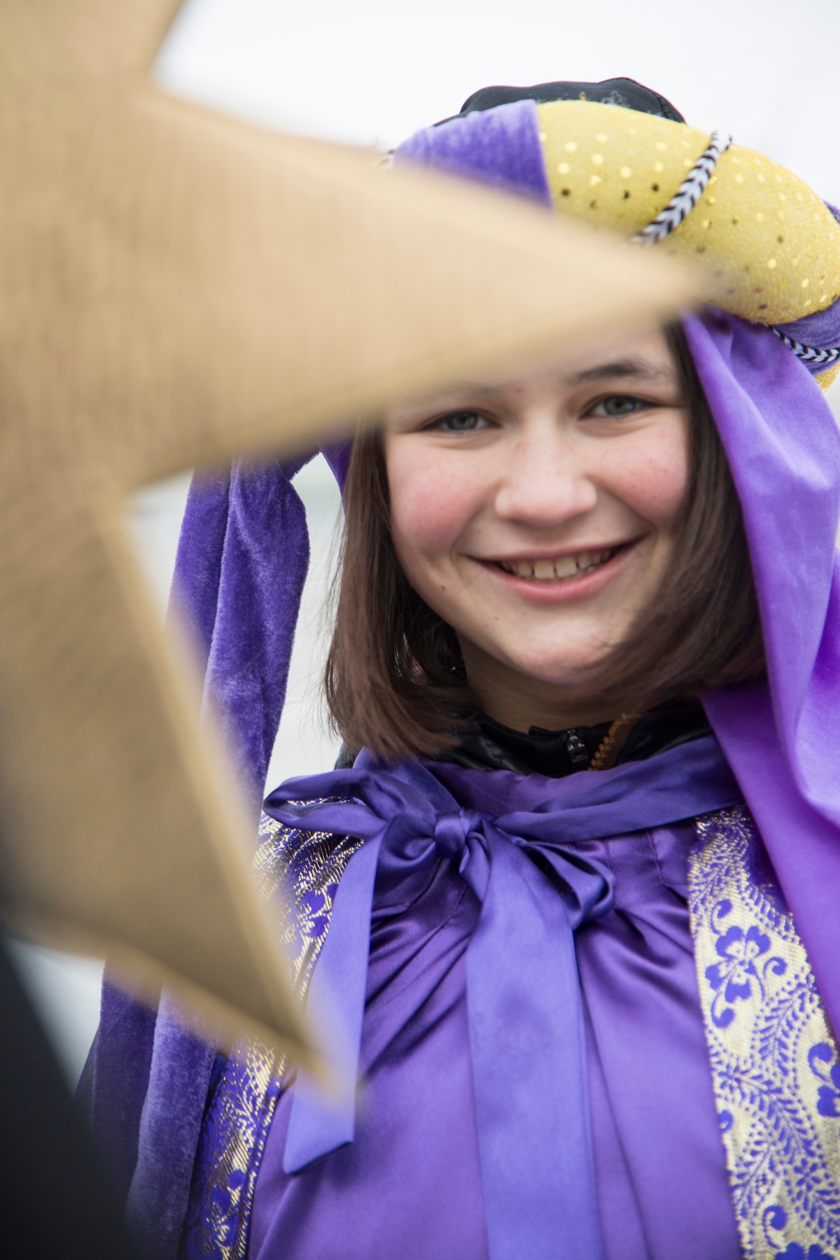 2017; Eichstätt; Felix Flora Antonia Severin als Sternsinger; Festlich gekleidet und mit einem Stern vorneweg sind jedes Jahr rund um den 6. Januar bundesweit Hunderttausende Sternsinger unterwegs. In fast allen katholischen Pfarrgemeinden in Deutschland bringen sie als Heilige Drei Könige mit dem Kreidezeichen „C+M+B“ den Segen „Christus mansionem benedicat – Christus segne dieses Haus“ zu den Menschen und sammeln für Not leidende Gleichaltrige in aller Welt.