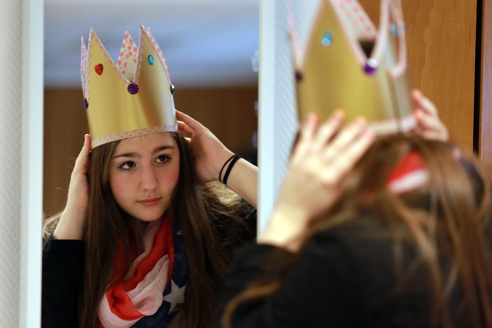 Janas neue Krone passt! - Die Sternsinger bereiten sich auf die kommende Aktion Dreikoenigssingen vor.