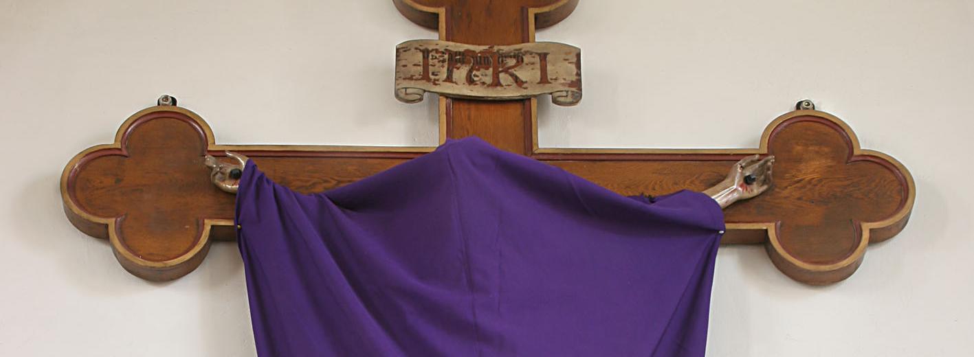 Verhüllter Jesus am Kreuz