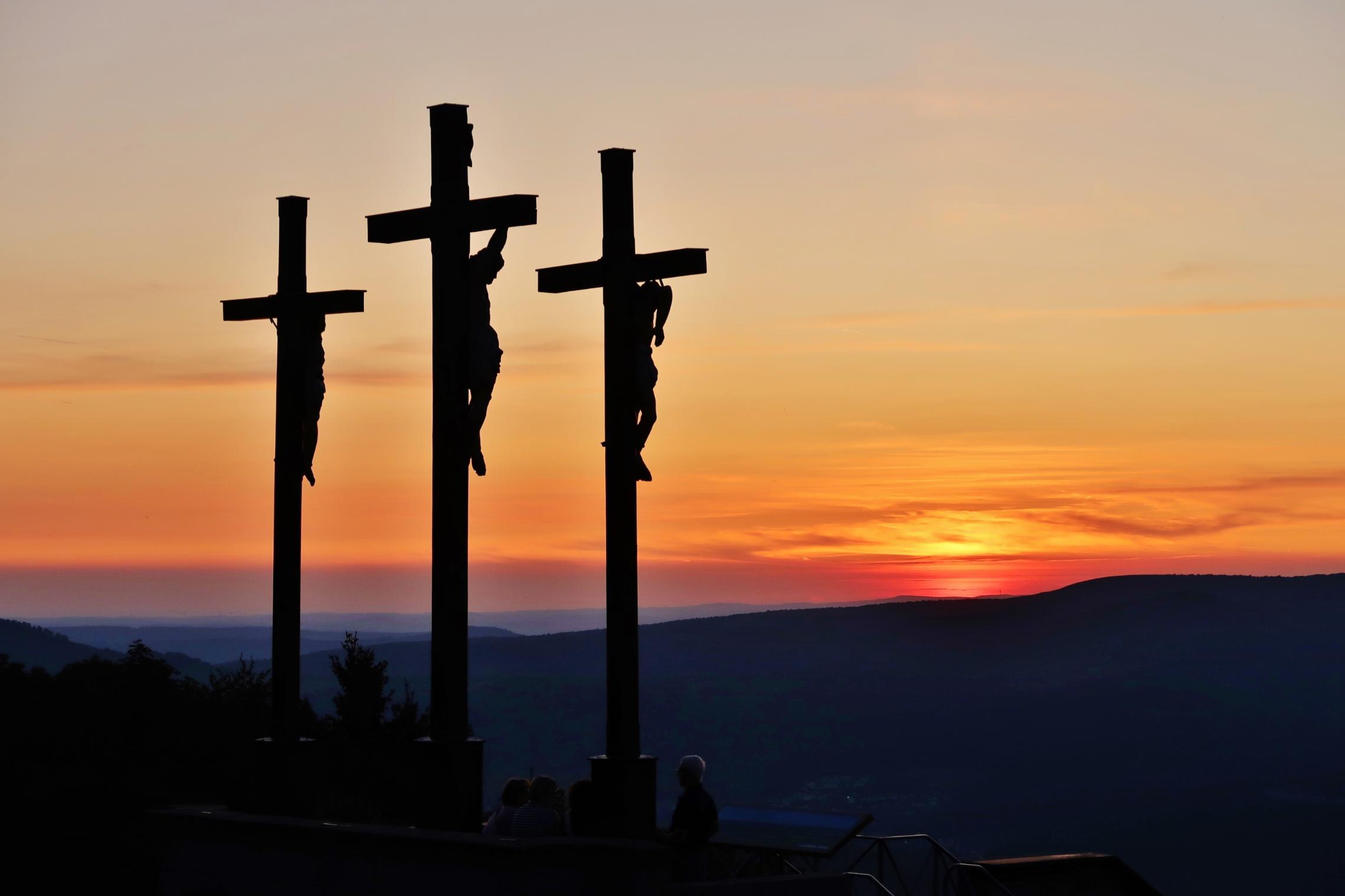 Sonnenuntergang auf dem Kreuzberg, auf dem drei Kreuze stehen