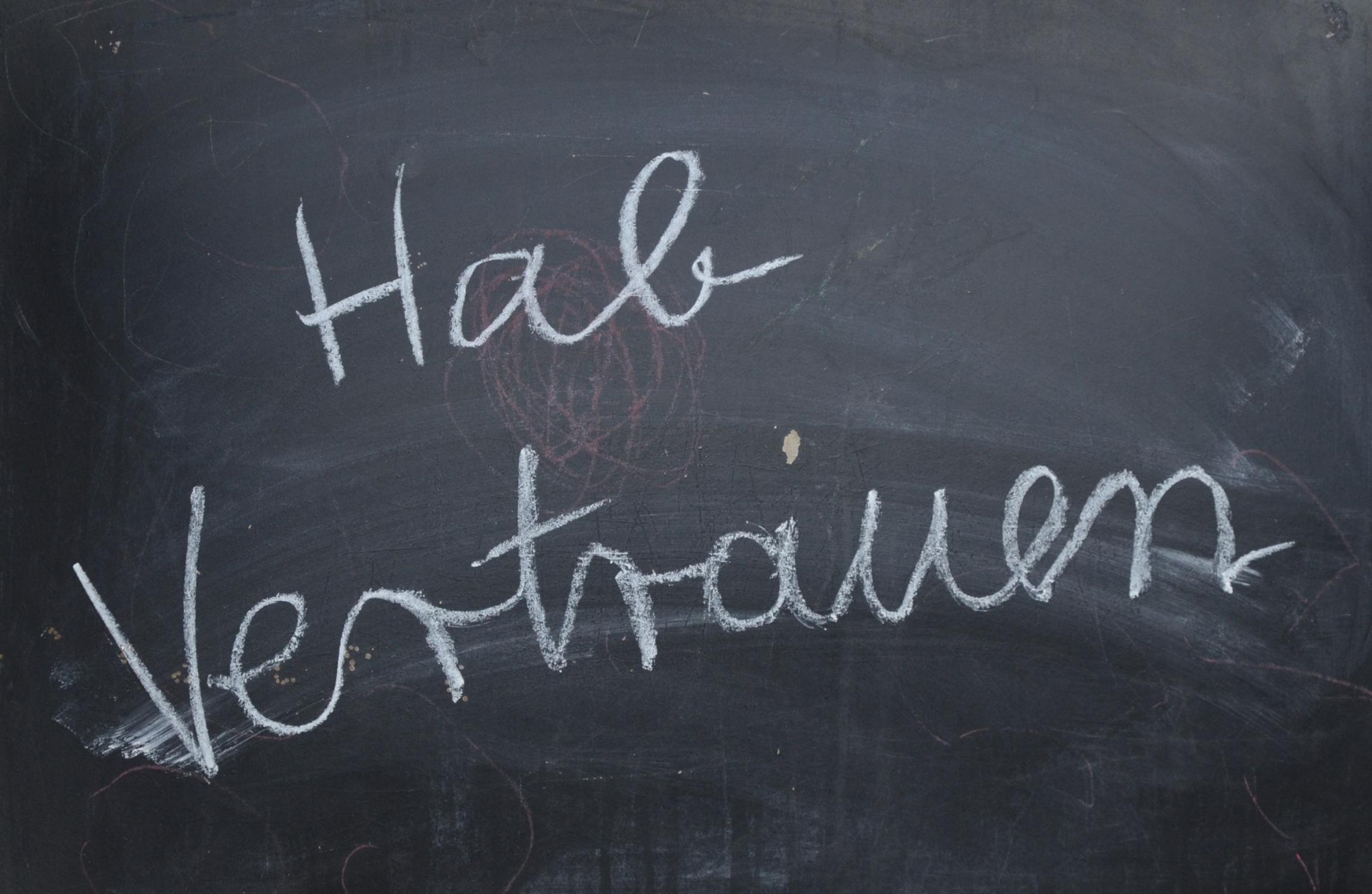 Tafel mit AUfschrift 'Hab Vertrauen'